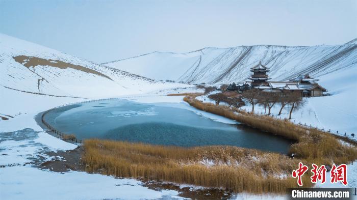 2024年2月18日，雪后美丽的敦煌鸣沙山月牙泉。王斌银 摄
