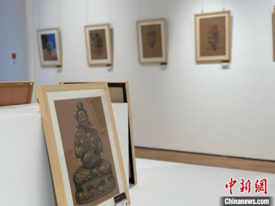7月10日，丝路文物画家赵吴成的百余幅文物画像展出，涵盖陶器、佛像等多方面。　中新社记者 闫姣 摄